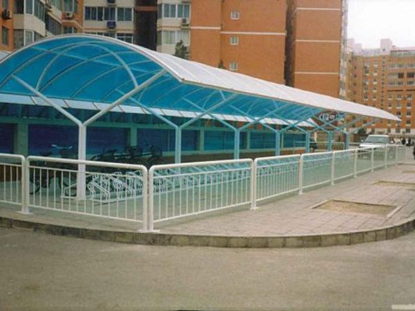 小區(qū)陽(yáng)光板車棚